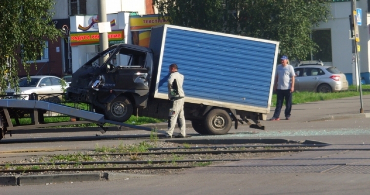 На перекрёстке улиц Труда и Ворошилова грузовик «встретился» с легковушкой