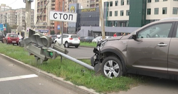 Пытаясь избежать аварии, магнитогорская автоледи снесла светофор