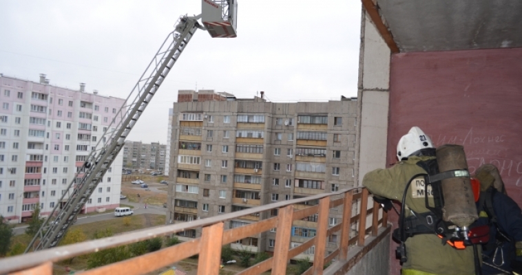 Магнитогорские огнеборцы тушили пожар на восьмом этаже 14-этажного дома