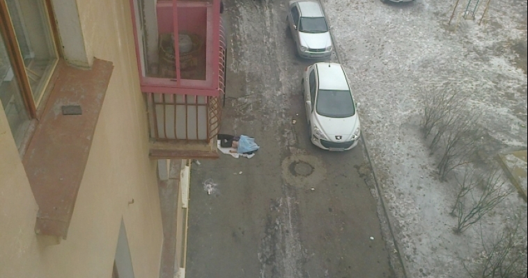 В Магнитогорске мужчина разбился, выпав с третьего этажа