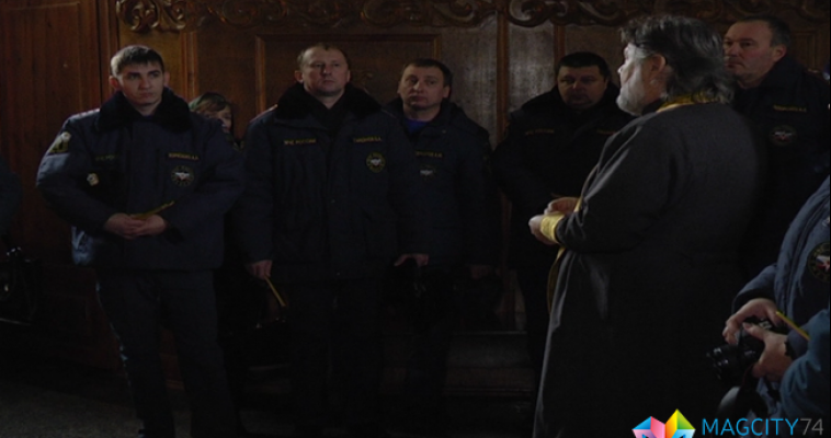 Сотрудники пожарной службы Магнитогорска встретились со священником Храма Вознесения Господня