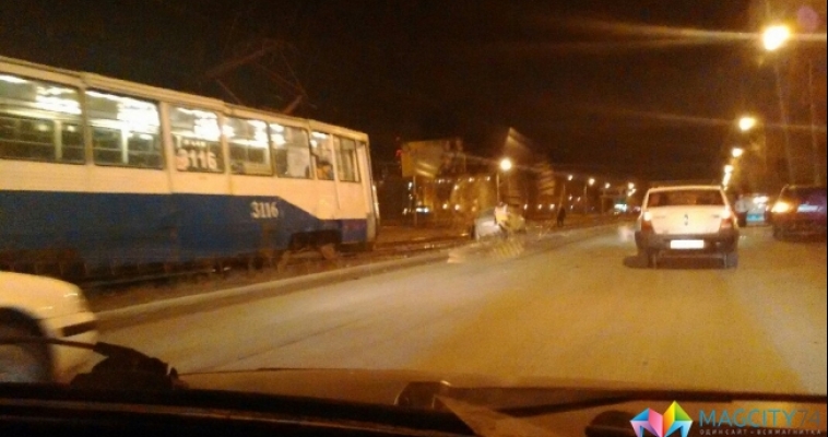 От удара автомобиль вылетел на рельсы – движение трамваев по Советской остановилось