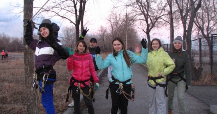 В Магнитогорске студенты проходят начальную туристическую подготовку