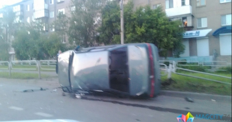 На перекрестке автомобиль врезался в забор и перевернулся