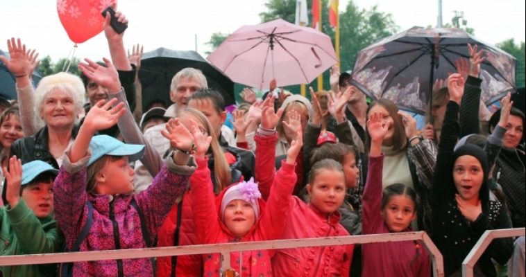 День семьи, любви и верности магнитогорцы вновь встретили под дождиком, но с улыбками