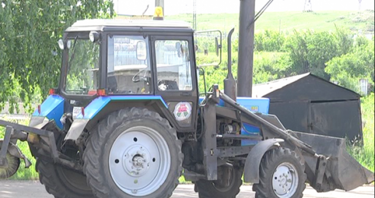 Водитель трактора испортил газон в Магнитогорске и получил штраф