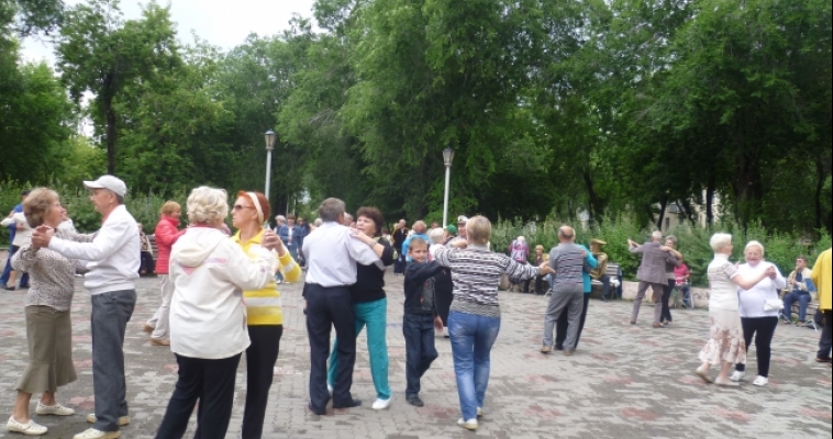 Пенсионеры каждую неделю танцуют в сквере Металлургов