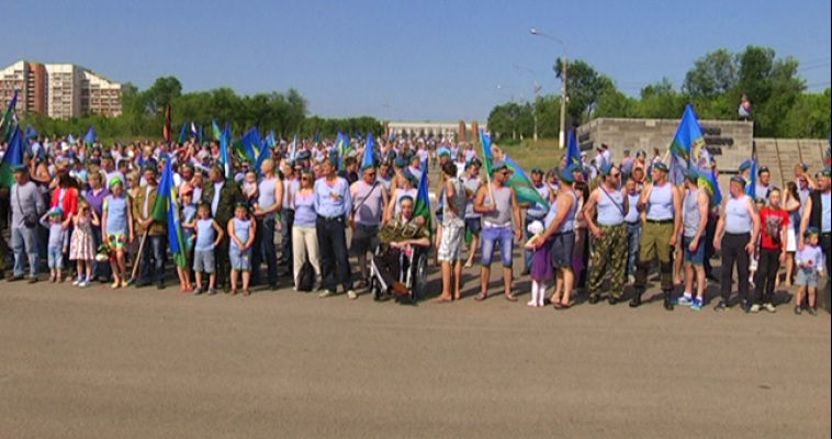 Молебен, автопробег и митинг. Элита Российской армии отпраздновала свое 85-летие