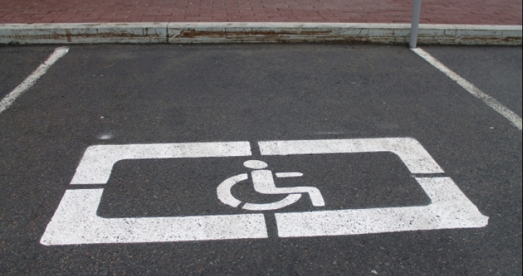 Полиция предупреждает: занимать парковочные места для инвалидов — нарушение