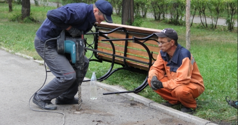 Скамейки и урны занимают свои места в городских парках