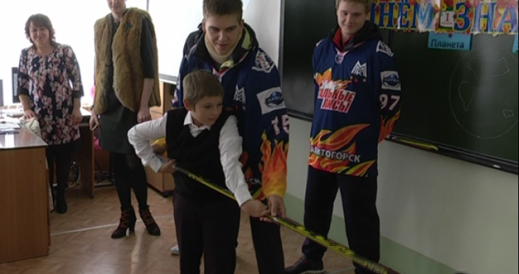 В День знаний хоккеисты научили ребят жонглировать шайбой