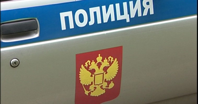 Во время починки крыши рабочий сорвался с высоты