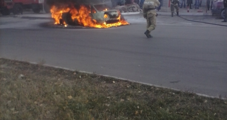 Иномарка на улице Советской сгорела из-за брошенного окурка 