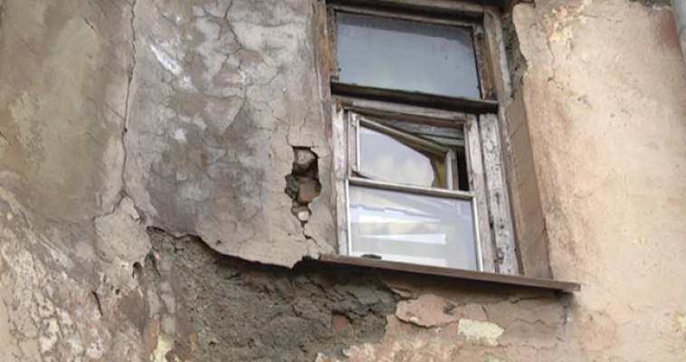 Жители аварийных домов обратились за помощью в прокуратуру