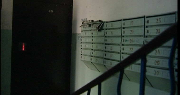 Жители многоэтажки, почувствовав трупный запах, вызвали спасателей