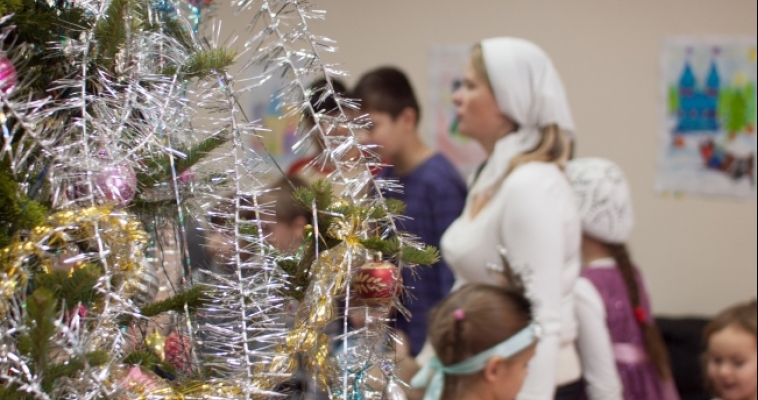 Больше 13 тысяч детей посетят новогодние елки бесплатно