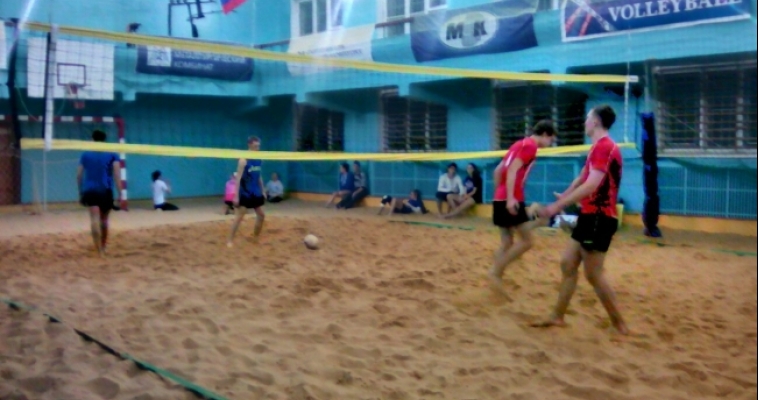 С мячом на песке. Соревнования по пляжному волейболу прошли в Магнитогорске
