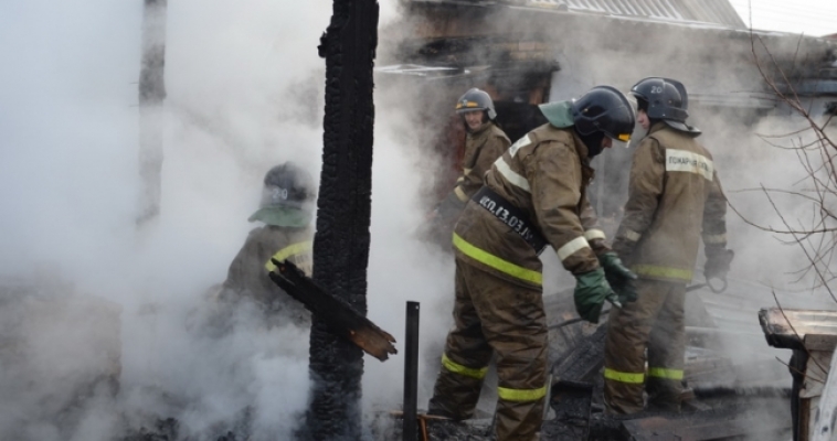 Около часа назад в огне чуть не пострадали маленькие дети