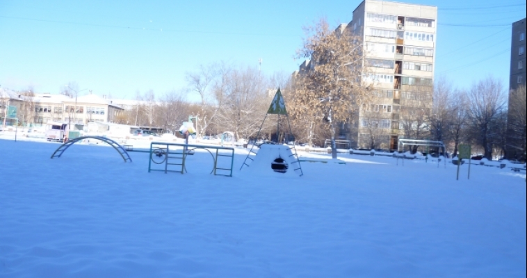 Об опасных ледяных горках просят сообщать
