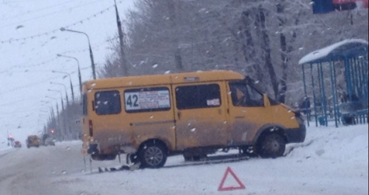 «Маршрутка» остановилась в нескольких сантиметрах от остановки
