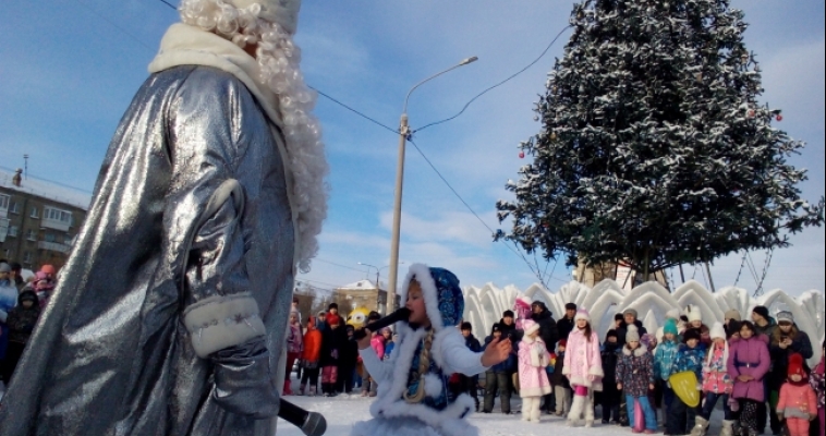 Ленинский район первым открыл ледовый городок.  Успейте на открытие главной городской елки у Курантов!