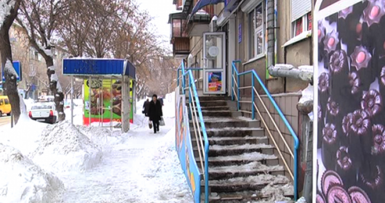 В Ленинском районе Магнитогорска на голову 15-летнему юноше с большой высоты упал снег