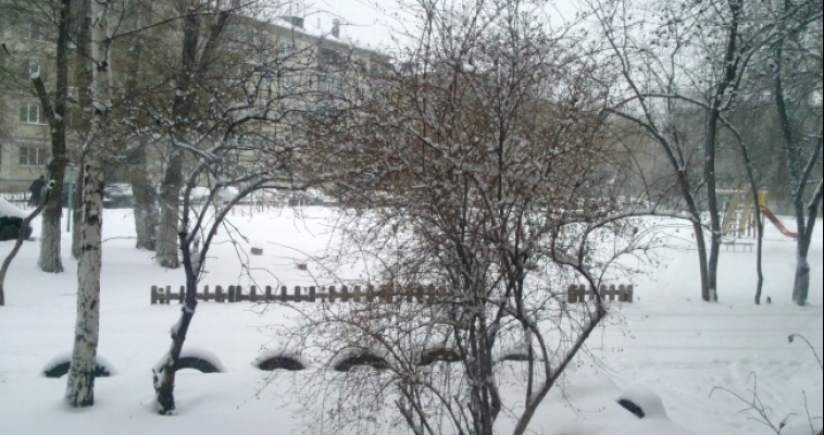 Вниманию автовладельцев: дорожники убирают снег на ул. Чапаева