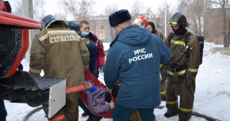 Успели надышаться дымом. Пожарные спасли из огня бабушку и кошку