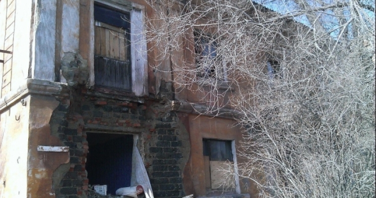 В жилом доме на левом берегу обвалился балкон