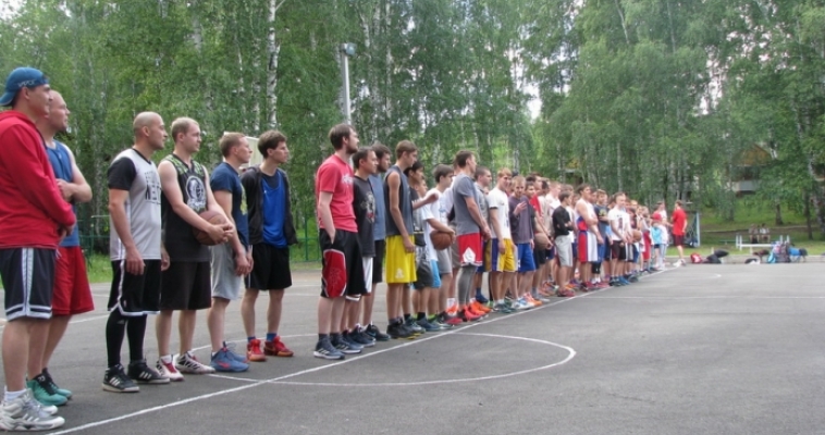 В Магнитогорске состоялись соревнования по уличному баскетболу