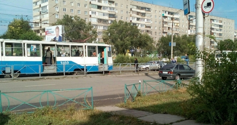 ВАЗ выехал на «встречку» трамваю. Необычное происшествие на рельсах города 