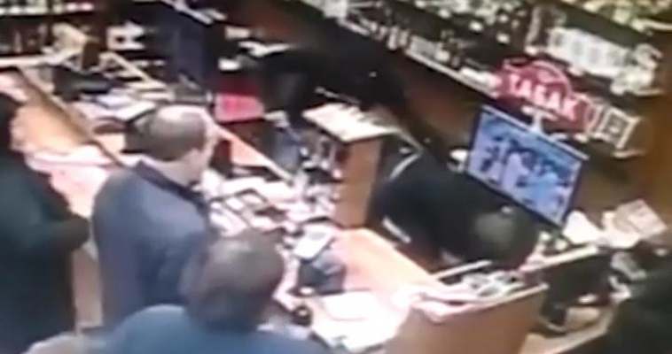 Челябинец, зарезавший продавца и себя, попал в объектив камеры видеонаблюдения