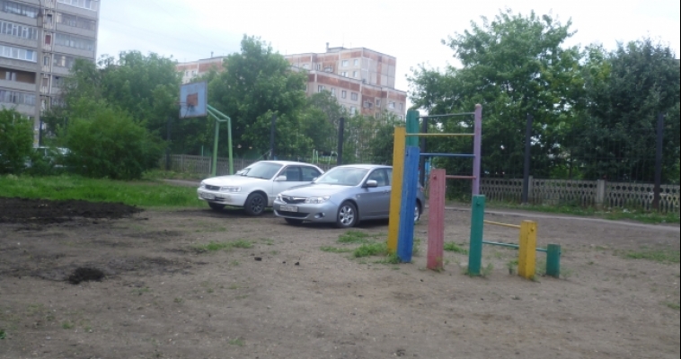 Парковки на газонах и детских площадках: есть ли выход?
