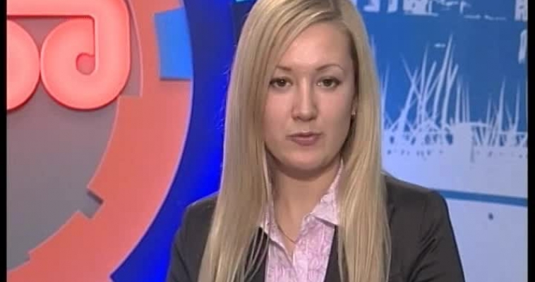 На рыжих каменьях..