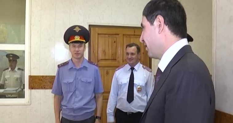 Губернатор проверил полицейских