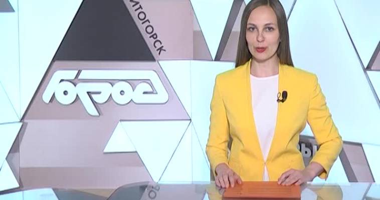 ВЫСАЖИВАЮТ ДЕРЕВЬЯ