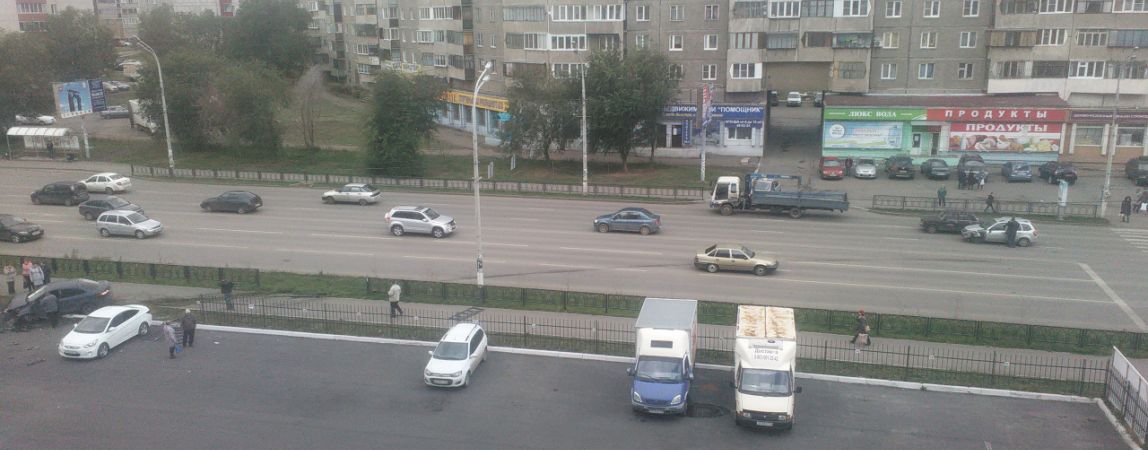 Дорога выходит из моды? На улице Ленина автомобиль протаранил ограждения