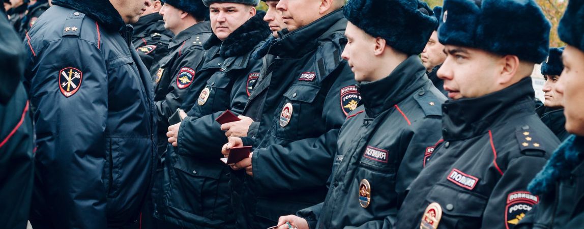 На смену курткам пришли бушлаты, а вместо фуражек теперь теплые шапки