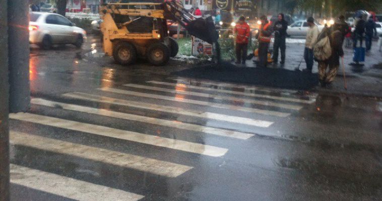 Снег работе не помеха! На одной из трамвайных остановок появился новый асфальт