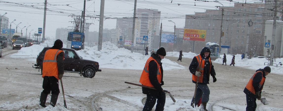 Коммунальщики и снег вывозят, и дороги посыпают. А предпринимателей заставлять приходится