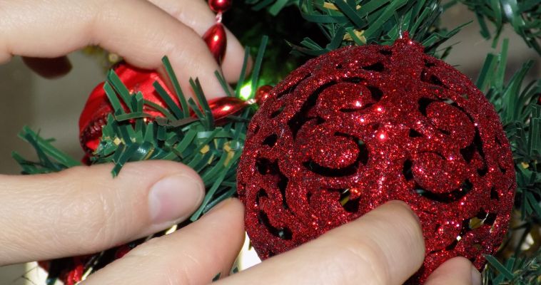 Подготовитесь к празднику без суеты, или 6 советов как украсить новогоднюю елку в преддверии Года Петуха