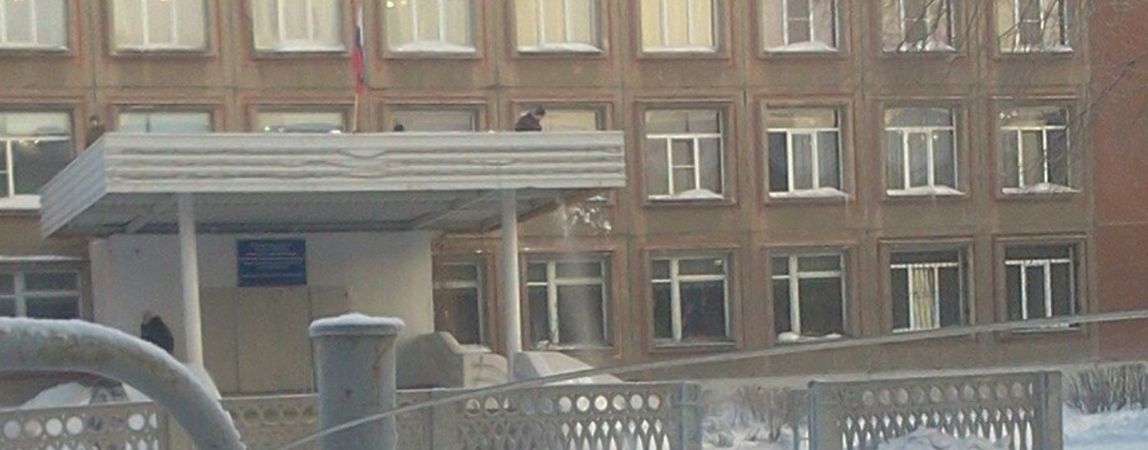 Дети или не дети? Кто убирал снег с козырька школы?