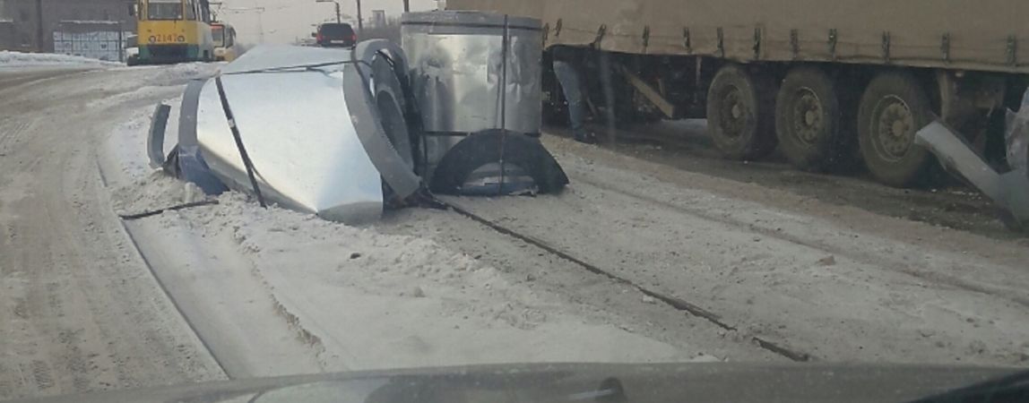 Видео: На «Калибровке» металл выпал из фуры  и перекрыл трамвайные пути