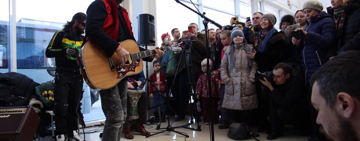 ВИДЕО: Борис Гребенщиков устроил бесплатный концерт для горожан