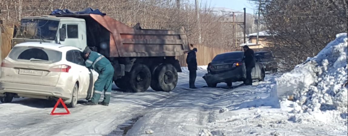 «Зацепил» иномарку. ДТП на ул. Складская парализовало движение