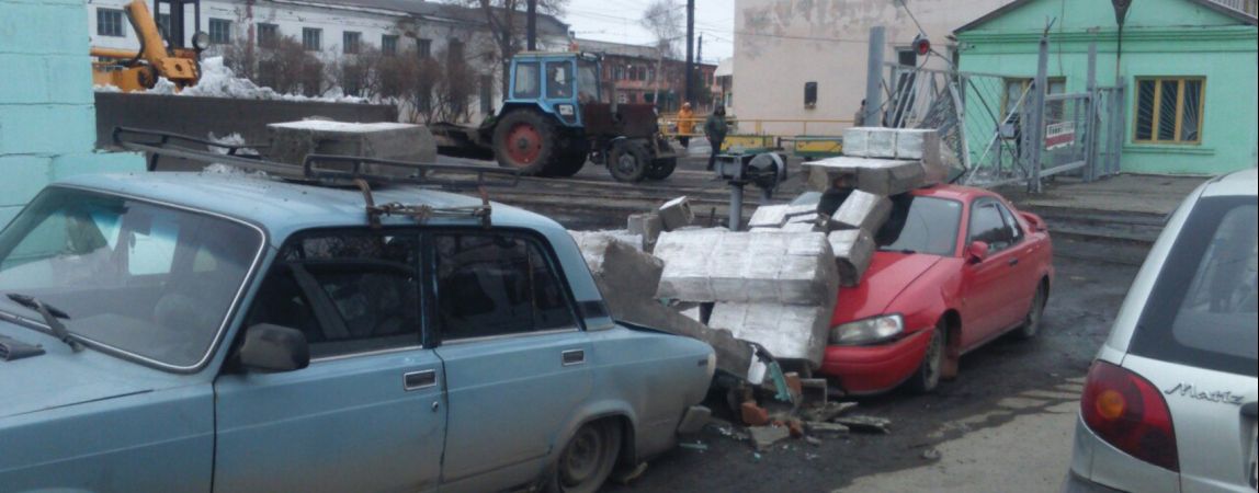 ФОТО: Он перепутал педали. В Магнитогорске водитель грейдера случайно повредил два автомобиля