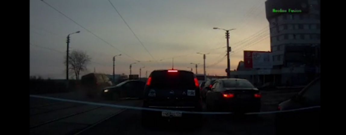 ВИДЕО: Почти перевернулась. На Московской произошло ДТП с маршруткой