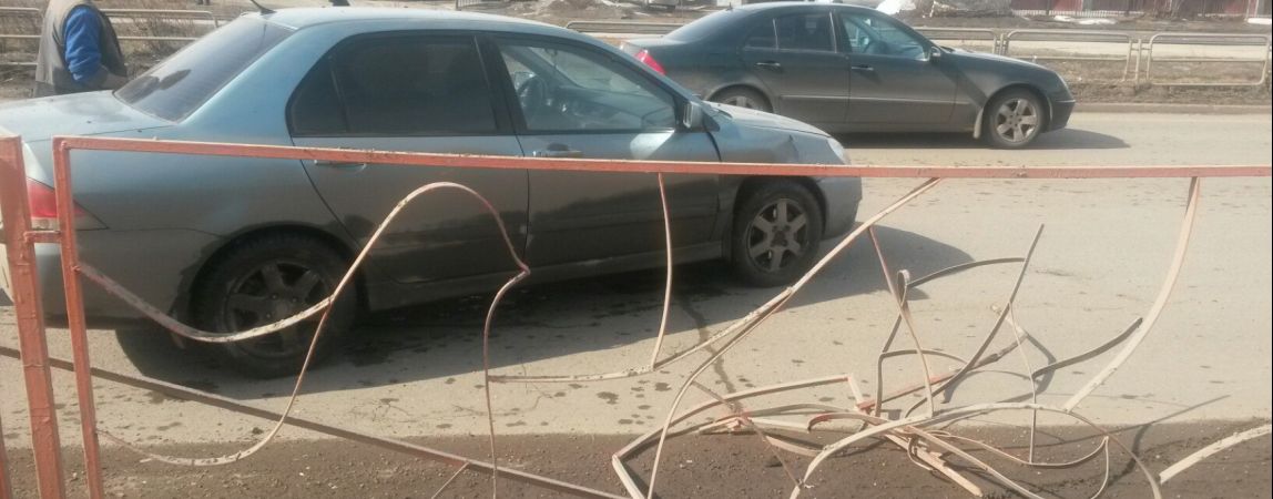 ФОТО. ВИДЕО. Автомобиль снес ограждение