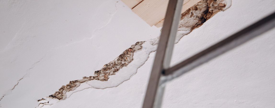 Трещина восстановить. Эффект разломившегося потолка. Потрескался потолок как отремонтировать. Лопнул потолок на кухне из мамана. Как восстановить трещины ЛДСП.