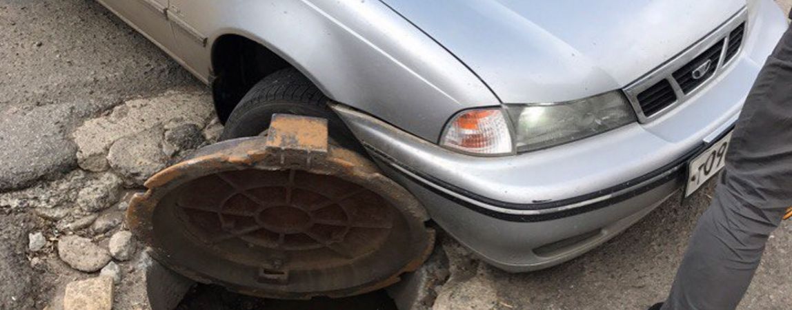 ФОТО. В Магнитогорске автомобиль провалился в люк